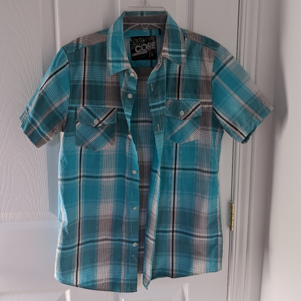 Short-sleeved light blue shirt